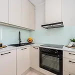 Апартаменты Newly Renovated 1-bedroom In The Heart Of *