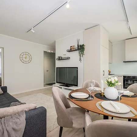 Stylish Renovated In Centre *