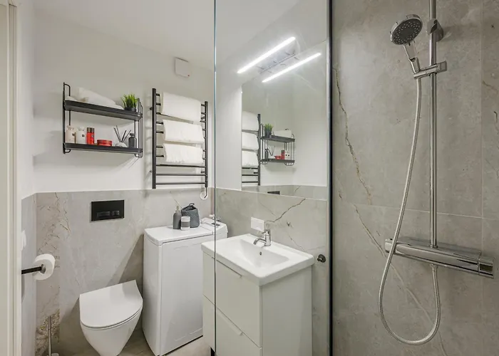 Newly Renovated 1-bedroom In The Heart Of Apartment *