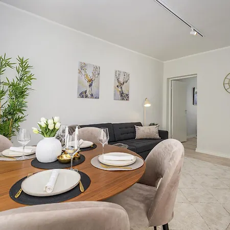 Stylish Renovated In Centre Apartment *