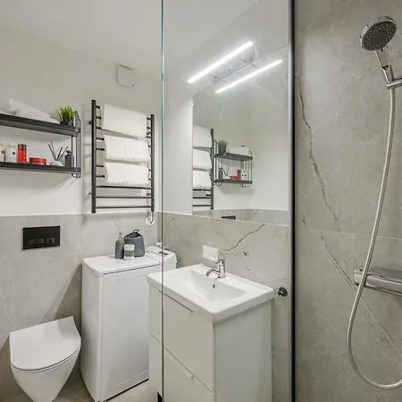 Stylish Renovated In Centre Apartment *