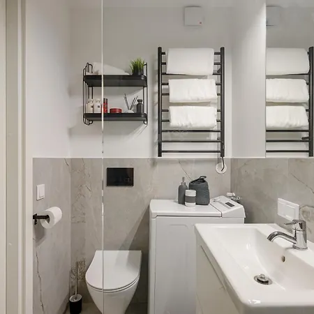 Apartment Stylish Renovated In Centre Reval